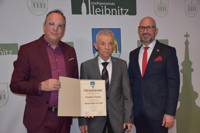 Ehrenzeichen in Gold: Bürgermeister Michael Schumacher mit Dietmar Ortner und Vizebürgermeister Berndt Hamböck | Foto: MeinBezirk/Fischer/Gady