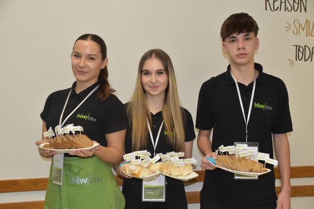 Die Schülerinnen und Schüler hatten einen Brot-Geschmackstest vorbereitet. | Foto: Michael Strini