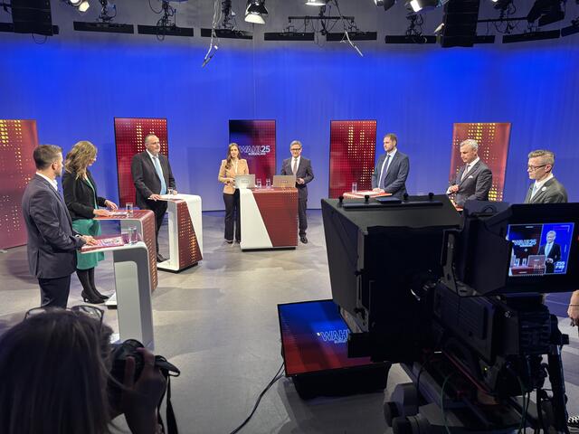 Vor dem Beginn der Elefantenrunde durften im großen ORF-Landesstudio noch Fotos gemacht werden. | Foto: Tscheinig