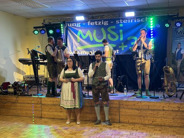 Ortsgruppen-Obmann René Pock und der Leiterin Valentina Theisl eröffneten den Landjugendball in St. Oswald ob Eibiswald. | Foto: Veronik