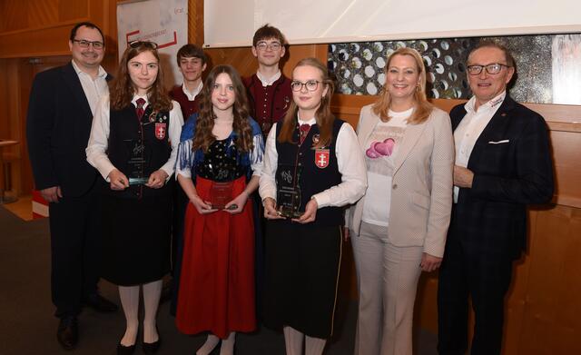Zu den mit Gold geehrten Jungmusikerinnen- und Jungmusikern zählten Hannah Sachslehner (Oboe, Musikverein Andau), Philipp Egger (Trompete, Musikverein Jois), Sebastian Lercher (Horn, Musikverein Jois), Lena Göltl (Querflöte, Jugendkapelle Frauenkirchen) und Sonja Rupp (Klarinette, Jugendkapelle Frauenkirchen). | Foto: Landesmedienservice Burgenland/Gregor Hafner