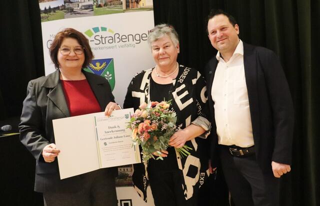 Im Sommer feiert der Schusterbauer sein 60-jähriges Bestehen. Wirtin Gertrude Juliane Lanz (Bildmitte) erhielt schon jetzt die Goldene Wirtinnenrose.  | Foto: Edith Ertl