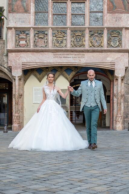 Christiane und Armin vor dem Goldenen Dachl bei der Präsentation der Hochzeiten und Feste 2025 am 18. und 19.1. in der Messe Innsbruck. | Foto: luciehalajova.com