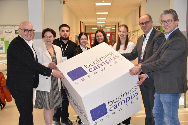 Bürgermeister Georg Rosner, Wirtschaftskammer-Regionalstellenobfrau Tanja Stöckl, Direktor Andreas Lonyai und Wirtschaftskammer-Regionalstellenleiter Christoph Winkler mit Schülerinnen und Schüler der BHAK/BHAS Oberwart | Foto: Michael Strini