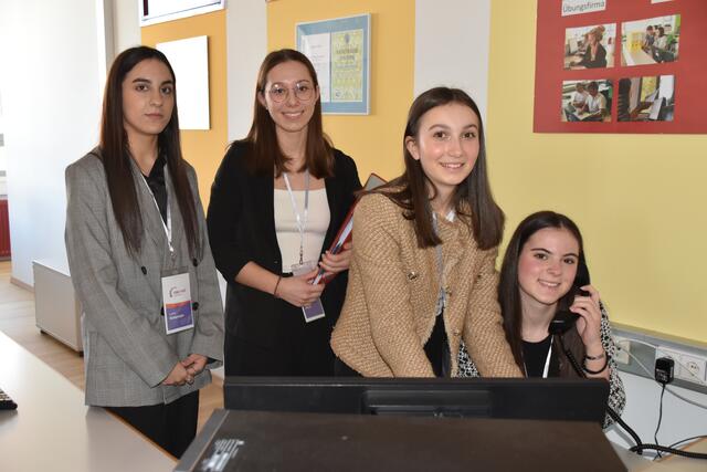 In der Übungsfirma ging es geschäftig zu. | Foto: Michael Strini