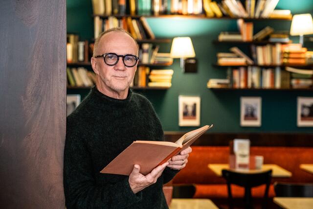 Daniel Glattauer ist der neue "Glücks-Treffer". Beim Interview im Wiener Café Museum plaudert er u.a. über sein neues Buch "Die spürst du nicht". | Foto: Roland Ferrigato