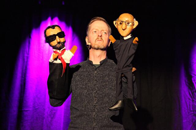 Markus Koschuh bringt viel Abwechslung auf die Bühne. Mit Handpuppen sowie Gesangs- und Tanzeinlagen strapaziert er gekonnt die Lachmuskeln des Publikums.