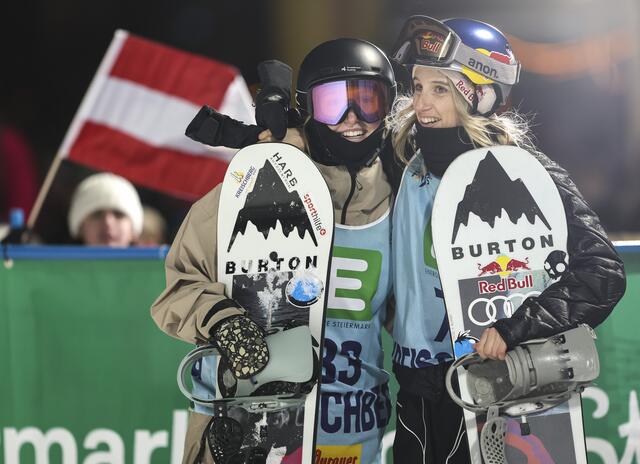 Anna Gasser mit Hanna Karrer. | Foto: GEPA pictures