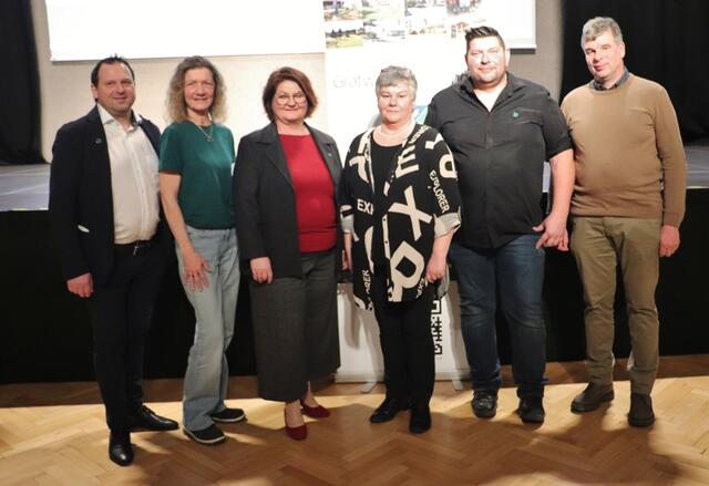 Robert Köppel (li) und Doris Dirnberger (3.v.l) zeichneten Heike Steinwender, Gertrude Juliane Lanz, Peter Sauer und Christian Neubauer mit Ehrenurkunden bzw. der Goldenen Wirtinnenrose aus.  | Foto: Edith Ertl