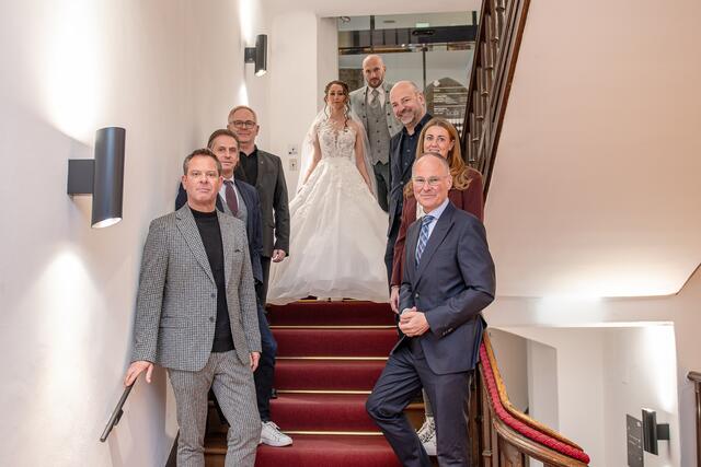 Franc Convalexius (Le Chat), Clemens Happ (Innungsmeister Landesinnung Friseure, WK Tirol), Markus Tilly (Standesamt Innsbruck), Models Christiane und Armin, Wolfgang Feucht (Gremialobmann Handel Mode und Freizeitartikeln, WK Tirol), Models Christiane und Armin, Christina Waldhart (Projektleiterin CMI), Christian Mayerhofer (Geschäftsführer CMI) (v.l.n.r.) | Foto: luciehalajova.com