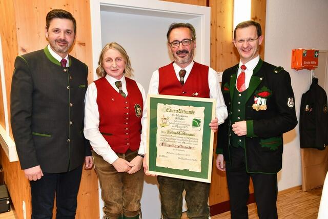Helmut Eichmann wurde zum Ehrenkapellmeister ernannt, im Bild mit Bgm. Herbert Göglburger, Obfrau Karin Dorfer und MS Dir. Wolfgang Fleischhacker. | Foto: Anita Galler