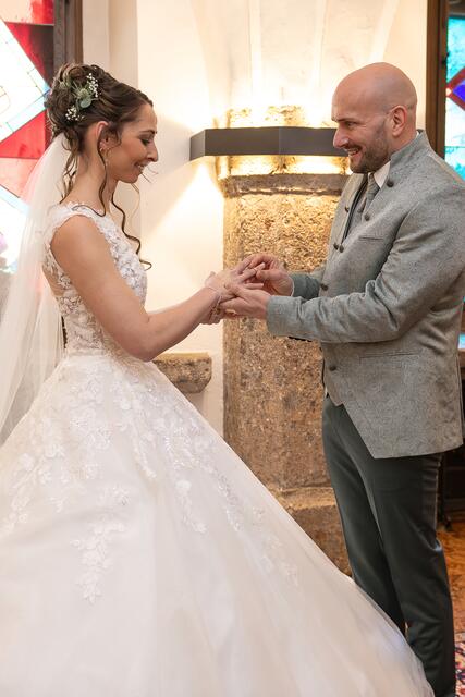 Christiane und Armin mit der Ringübergabe bei der Präsentation der Hochzeiten und Feste 2025 am 18. und 19.1. in der Messe Innsbruck. | Foto: luciehalajova.com