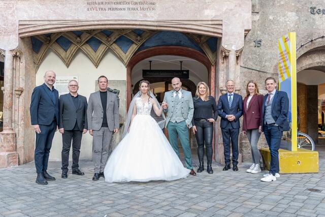 Wolfgang Feucht (Gremialobmann Handel Mode und Freizeitartikeln, WK Tirol), Markus Tilly (Standesamt Innsbruck), Franc Convalexius (Le Chat), Models Christiane und Armin, Alexandra Schaur (Haarstudio Alexandra), Christian Mayerhofer (Geschäftsführer CMI), Christina Waldhart (Projektleiterin CMI), Clemens Happ (Innungsmeister Landesinnung Friseure, WK Tirol) (v.l.n.r.) | Foto: luciehalajova.com