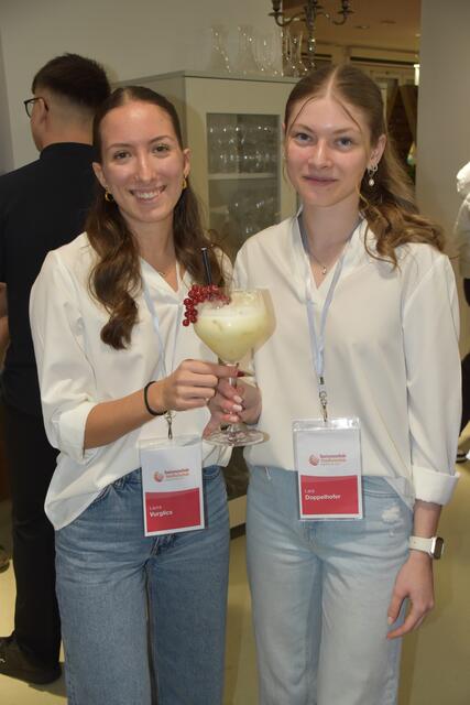 Mixten den "Strinaldo"-Cocktail: Laura Vurglics und Lara Doppelhofer | Foto: Michael Strini
