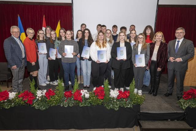 Übergabe der Urkunden an die Vitiser Jungbürger | Foto: Andreas Biedermann