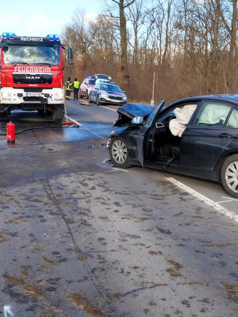 Bei einem schweren Verkehrsunfall zwischen Rechnitz und Schachendorf kam eine Frau ums Leben, vier Personen wurden verletzt. | Foto: Feuerwehr Rechnitz/Stefan Weisz