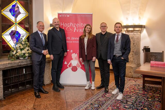 Christian Mayerhofer (Geschäftsführer CMI), Wolfgang Feucht (Gremialobmann Handel Mode und Freizeitartikeln, WK Tirol), Christina Waldhart (Projektleiterin CMI), Markus Tilly (Standesamt Innsbruck), Clemens Happ (Innungsmeister Landesinnung Friseure, WK Tirol) (v.l.n.r.) | Foto: luciehalajova.com