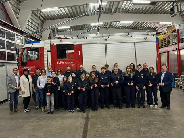 Stadtrat Ing. Gerald Gaishofer, Vizebürgermeister Andrea Wiesmüller (v.l.) und Bürgermeister LAbg. ÖkR Franz Mold (r.) verteilten Trinkflaschen an die Mitglieder der Feuerwehrjugend und Kinderfeuerwehren in der Gemeinde Zwettl. | Foto: privat/G. Gaishofer