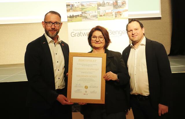 Stefan Helmreich (li) überreicht an Doris Dirnberger und Robert Köppel die Auszeichnung der Wirtschaftskammer Goldener Boden | Foto: Edith Ertl