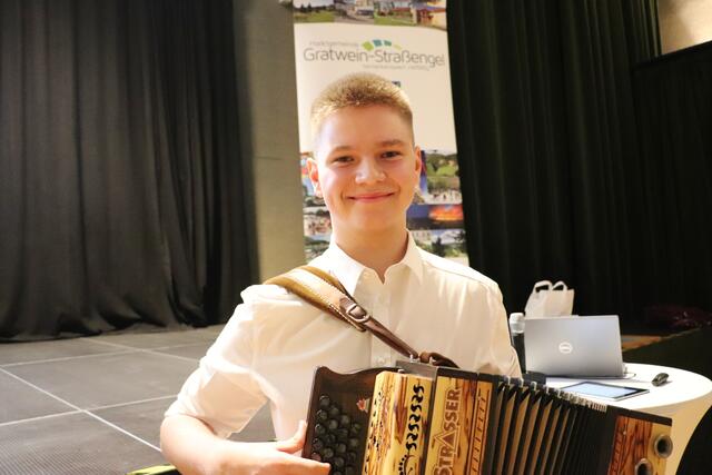 Dominik Peiser erspielte im November Silber beim Steirischen Harmonikawettbewerb. Es ist nicht die erste Auszeichnung für den jungen Gratwein, der bereits bei prima la musica Preise gewann | Foto: Edith Ertl