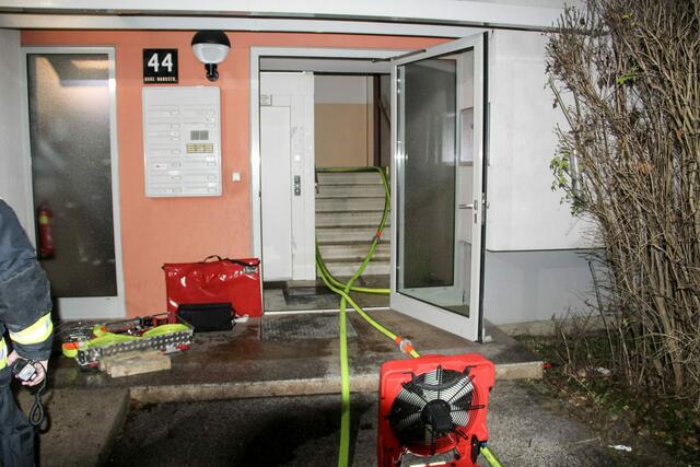 Mehrere Bewohner konnten mit Fluchtfiltermasken durch das verrauchte Stiegenhaus in Sicherheit gebracht werden. | Foto: Pressestelle BFK Mödling / Fastner