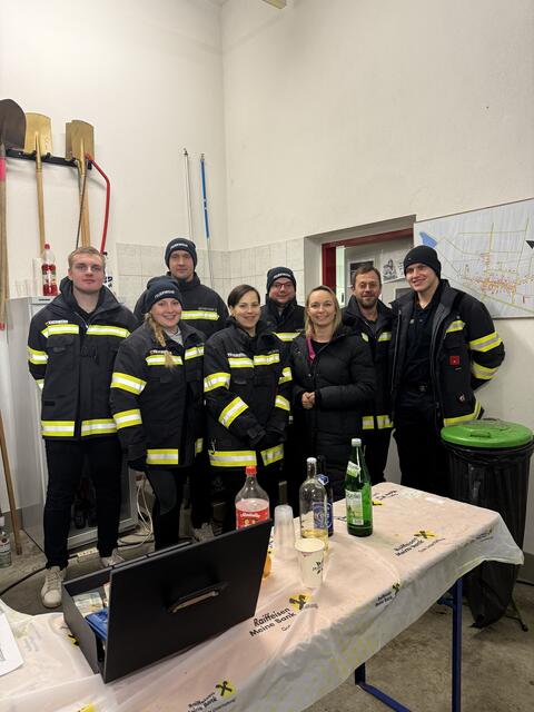 Die Feuerwehr Welgersdorf freute sich über einen gelungenen Glühweinstand mit vielen Besucherinnen und Besuchern: Marcel Zapfel, Lara Schoditsch, Benjamin Schoditsch, Sarah Karlovits, Ronald Gröller, Vizebürgermeisterin Olivia Kaiser, Jürgen Bundschuh, Maximilian Zapfel | Foto: Olivia Kaiser