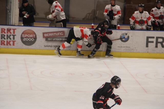 Viele Bandenchecks gab es im Spiel in der Weizer Eishalle. | Foto: MeinBezirk/Hofmüller