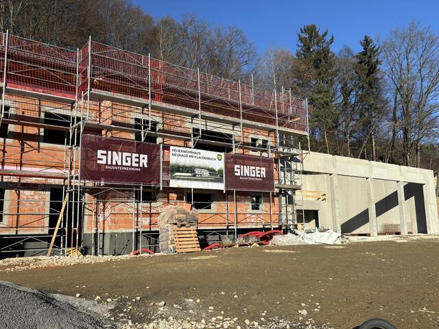 Im Rohbau: Der Verwaltungstrakt des neuen Feuerwehrhauses ist bereits eingedeckt, rechts ist der Garagentrakt zu sehen. | Foto: Martin Wurglits