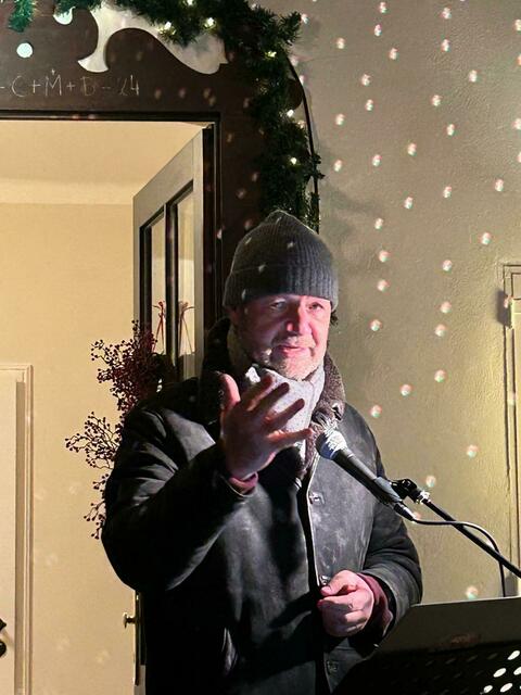 Alfred Harl vom Verein Lebenswertes Weidlingtal beim traditionellen Weihnachtspunsch in der „Villa Sonnenschein“ | Foto: zVg