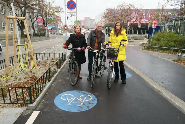 v.l.: Pipal-Leixner, Baurecht und Sima haben den neuen Radweg gemeinsam eingeweiht.  | Foto: Patricia Hillinger/MeinBezirk