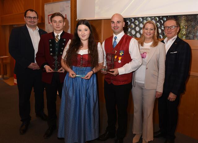 Theresa Portschy (2.v.l.) und Johannes Schulte (3.v.r.) schafften das Jungmusikerleistungsabzeichen in Gold. | Foto: Landesmedienservice