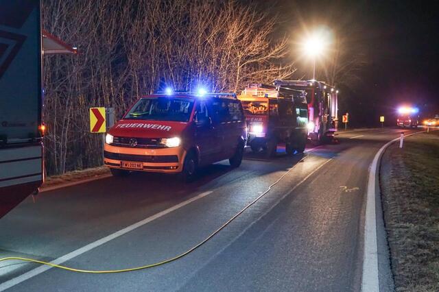 Feuerwehr, Rettung und Polizei waren am Unfallort. | Foto: Feuerwehren Willendorf, Würflach