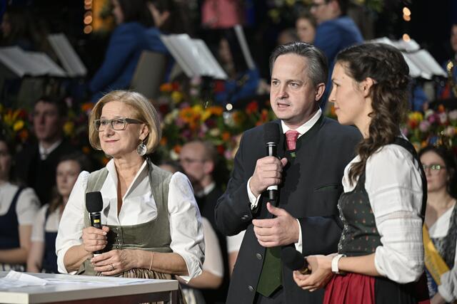 Landeshauptfrau Johanna Mikl-Leitner eröffnete gemeinsam mit Kammerpräsident Johannes Schmuckenschlager den 81. NÖ Bauernbundball.

 | Foto: NÖ Bauernbundball