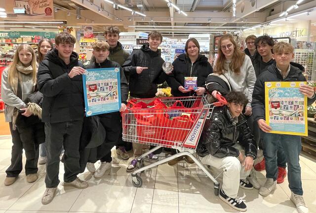 Schüler:innen bei der Sammelaktion im Supermarkt | Foto: Barbara Torres