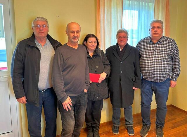 Die Vertreter der Altherren Karl Kührer, Martin Knor, Tanja Dobler (Witwe des Verstorbenen), Rudolf Kovacs und Christian Neubauer. | Foto: Daniel Knor
