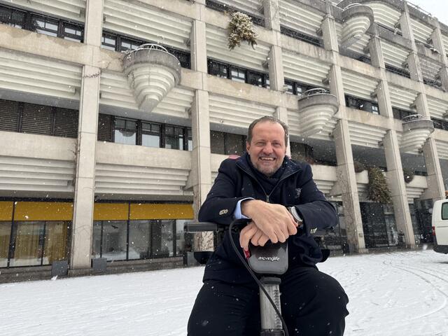 Neos-Gemeinderat Georg Redlhammer vor dem Neuen Rathaus in Linz. | Foto: Team Fotokerschi.at/Kerschbaummayr