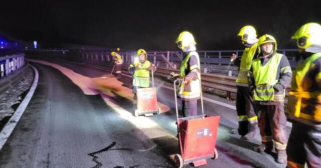 Um Umweltschäden zu vermeiden, wurde die Ölspur von den Einsatzkräften sorgfältig gebunden.  | Foto: FF Kindberg-Stadt