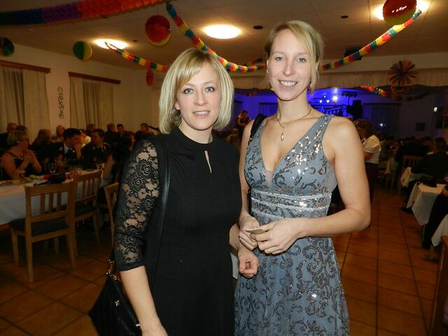 Simone Kahri, Christine Schibich habe auch heuer wieder den Feuerwehrball besucht | Foto: Heribert Punz