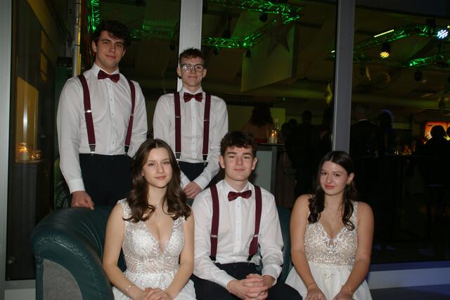 Die Maturanten und Maturantinnen des BORG Jennersdorf eröffneten den Ball. | Foto: Anna Kaufmann