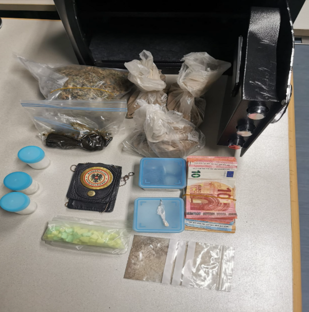 Den Beamten des Landeskriminalamtes Wien, Außenstelle West, gelang nach monatelangen Ermittlungen ein erfolgreicher Schlag gegen die Suchtgiftkriminalität. Der volle Drogentresor wurde von den Beamten geknackt.  | Foto: LPD Wien