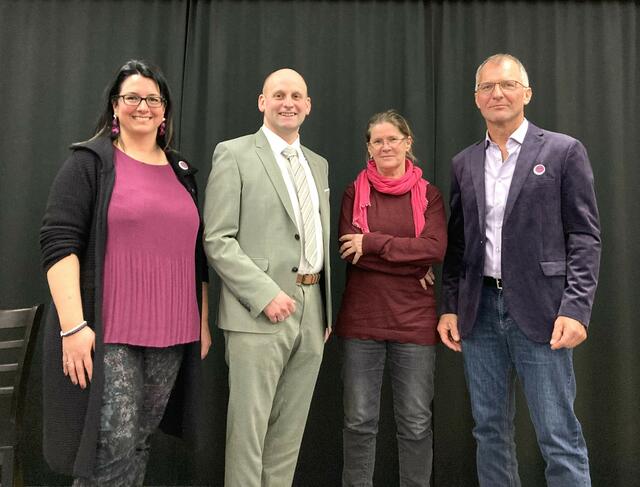 Moderatorin Judith delle Grazie, Diskussionsteilnehmer Martin Mathias (ÖVP), Elisabeth Perschl (Grüne) und Gerhard Gepp (Kom:mit).