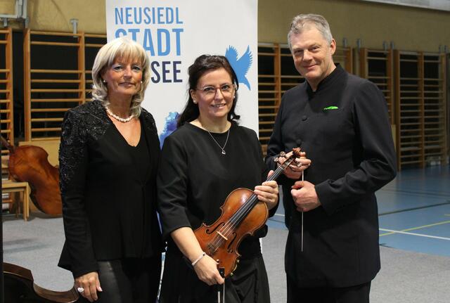 (v.l.n.r) Die Neusiedler Bürgermeisterin Elisabeth Böhm, Konzertmeisterin Johanna Ensbacher und Dirigent Peter Schreiber des Haydnorchesters Eisenstadt freuen sich in Neusiedl mit dem Konzert für einen kulturreichen Start ins neue Jahr zu sorgen.