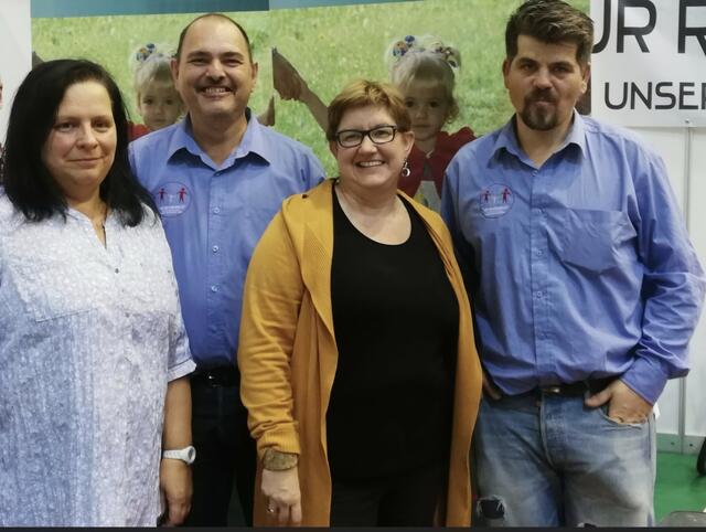 Vorstand des Vereines " Väter für Recht Gemeinsam für unsere Kinder " : Vorne von links nach rechts: Nicole Weiner ( Schriftführerstellvertreterin ) , Carin Egger ( Schriftführerin ). Hinten von links nach rechts: Landesobmann Clemens Costisella, Landesobmannstellverteter Andreas Radinger  | Foto: Patric Kreuzer 