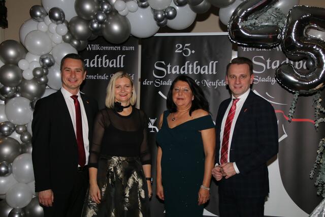 Volles Haus beim 25. Neufelder Stadtball im Seerestaurant.  | Foto: Edi Wimmer