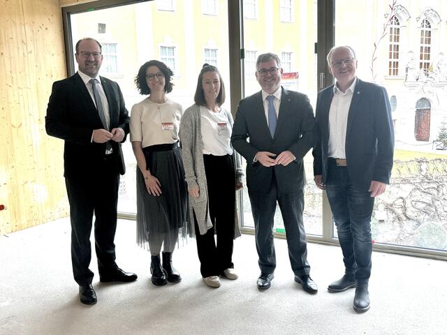 VP-Landtagsabgeordneter Bernhard Ebner,  Hebamme Bettina Schatzeder Hebamme Anna Obmann, Landesrat Ludwig Schleritzko und Seitenstettens Bürgermeister Johann Spreitzer im "Vierkanter der Gesundheit" mit dem Stift Seitenstetten im Hintergrund.