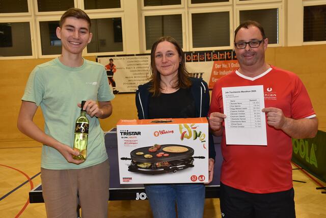 24 Stunden Tischtennis Marathon Pabneukirchen. Von links die beiden Sieger Nevio Beneder (Askö Schwertberg), Sabrina Pölz (Linz Ag Sport)mit Sektionsleiter Christian Schützeneder.  | Foto: Zinterhof
