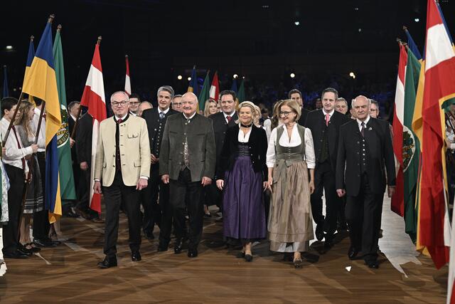 NÖ Bauernbundobmann LH-Stv. Stephan Pernkopf, der scheidende Ballobmann Stefan Jauk, Bundesparteiobmann Christian Stocker, BM Norbert Totschnig, BM Klaudia Tanner, LH Johanna Mikl-Leitner, Kammerpräsident Johannes Schmuckenschlager, LH a.D. Erwin Pröll. | Foto: NÖ Bauernbundball