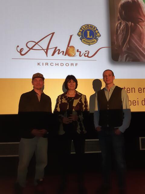LC-Präsidentin Veronika Kunze mit den neuen Kinobetreibern Raphael Krenn-Diwald und Florian Blaha-Wessely | Foto: Lionsclub Kirchdorf Ambra