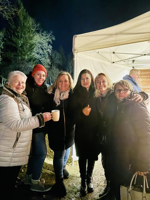 Gemütliche Damenrunde beim SPÖ-Glühweinstand: Karin Csencsits, OPV Sabrina Heigl, Denise Krammer, Vizebürgermeisterin Isabell Novosel, Olivia Kaiser, Cornelia Marton | Foto: Olivia Kaiser
