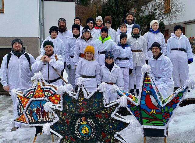 Die Kinderglöcklergruppe des Trachtenvereins lief von Ahorn über Lindau und Ramsau bis zum ehemaligen Gasthof zur Wacht..